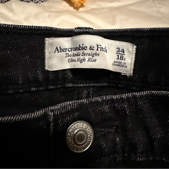 Abercrombie Ultra High Rise Ankle Straight Jeans - Picture 4 of 4